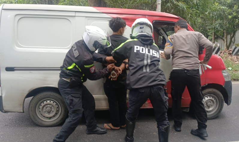 Detik-detik Penangkapan Terduga Pelaku Penggelapan Mobil di Subang